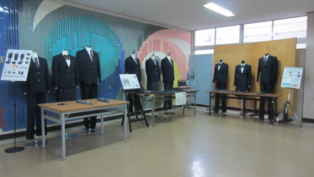 「新しい制服」(候補モデル)の学校展示が始まりました